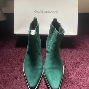 Calvin Klein Jeans  Green suede low cowboy boot - USA size 8M